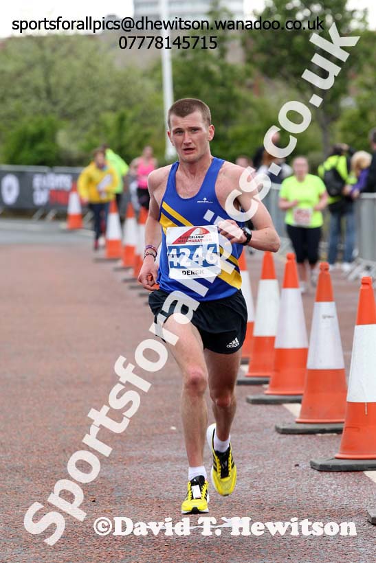 Derek Hawkins (Leeds) 2nd in the Sunderand City Half Marathon. Photo: David T. Hewitson/Sports for All Pics
